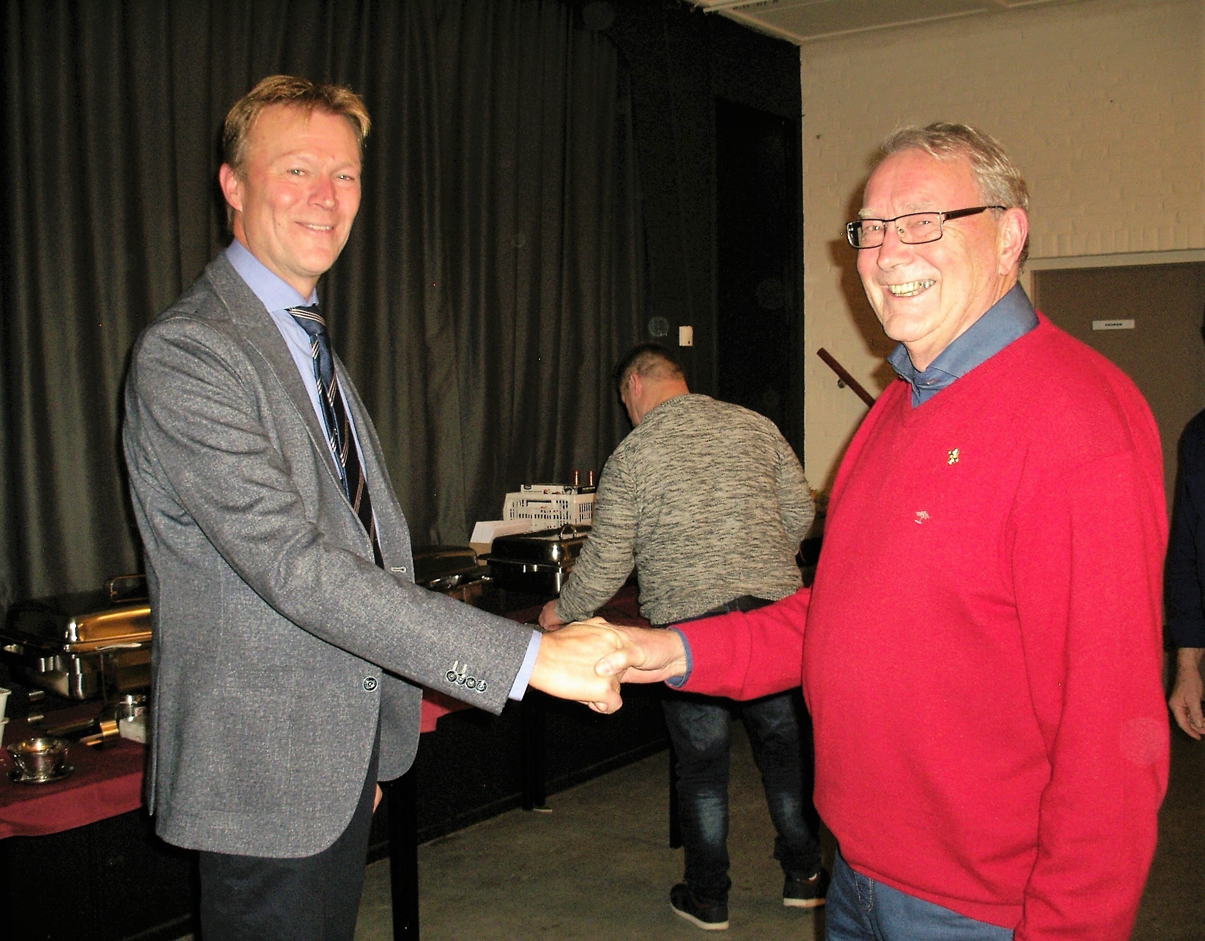 Benny krijgt de felicitaties van de voorzitter van de NBvV, Klaas Snijder