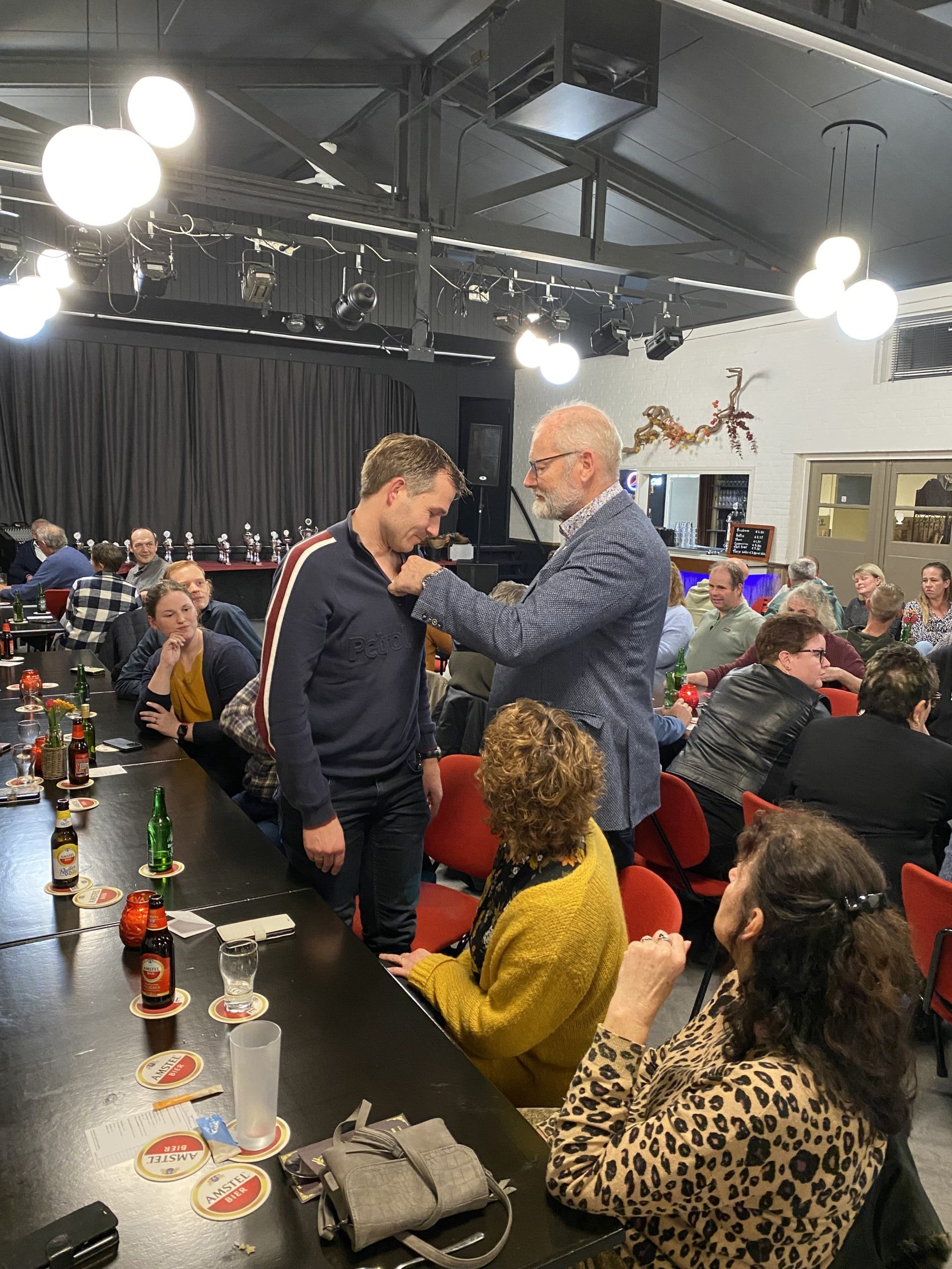 J Hansma krijgt de speld voor zijn 25 jarig lidmaatschap van de NBvV

