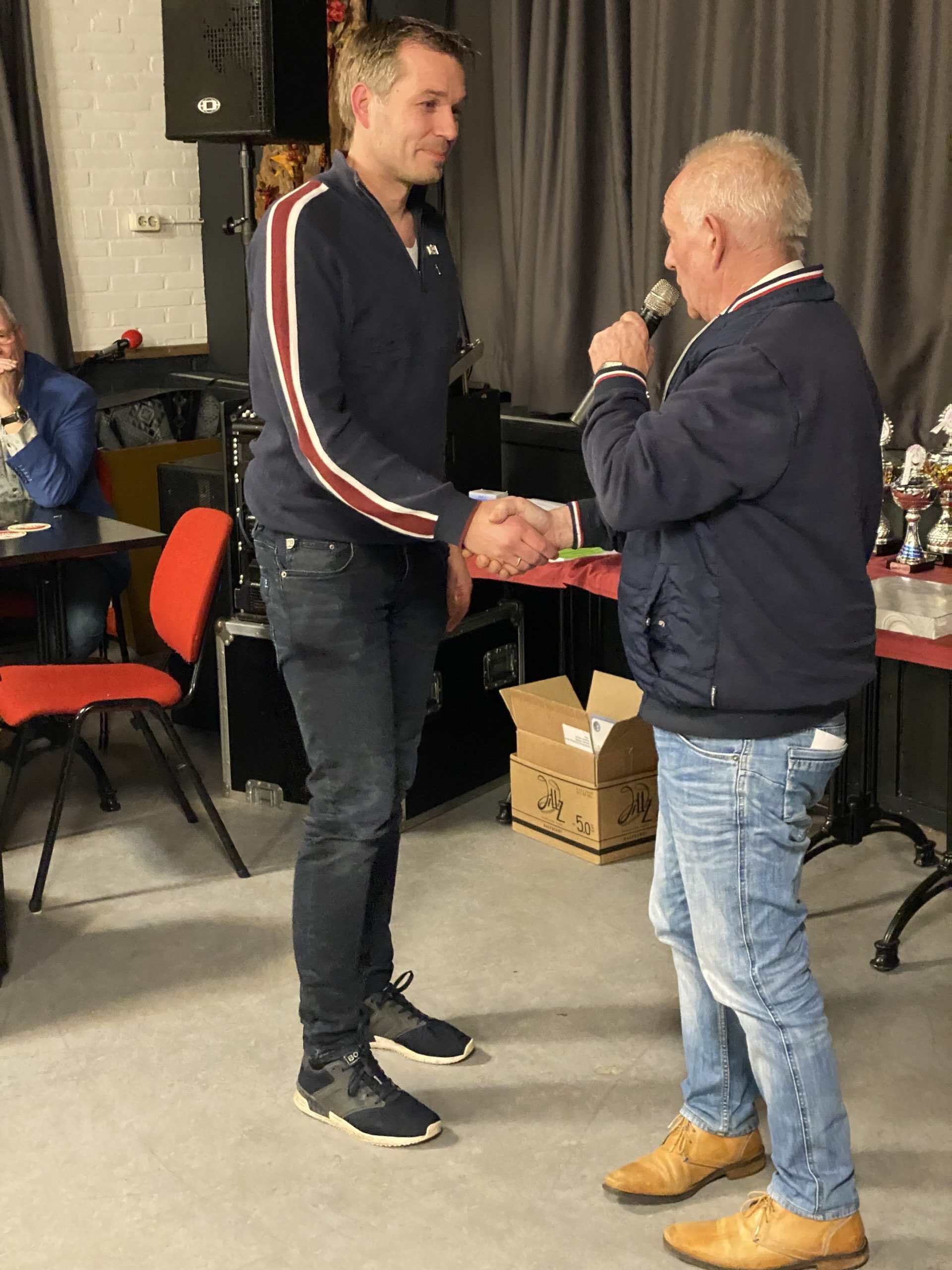 J Hansma, Burgum, kado overhandigd door AT Visia
