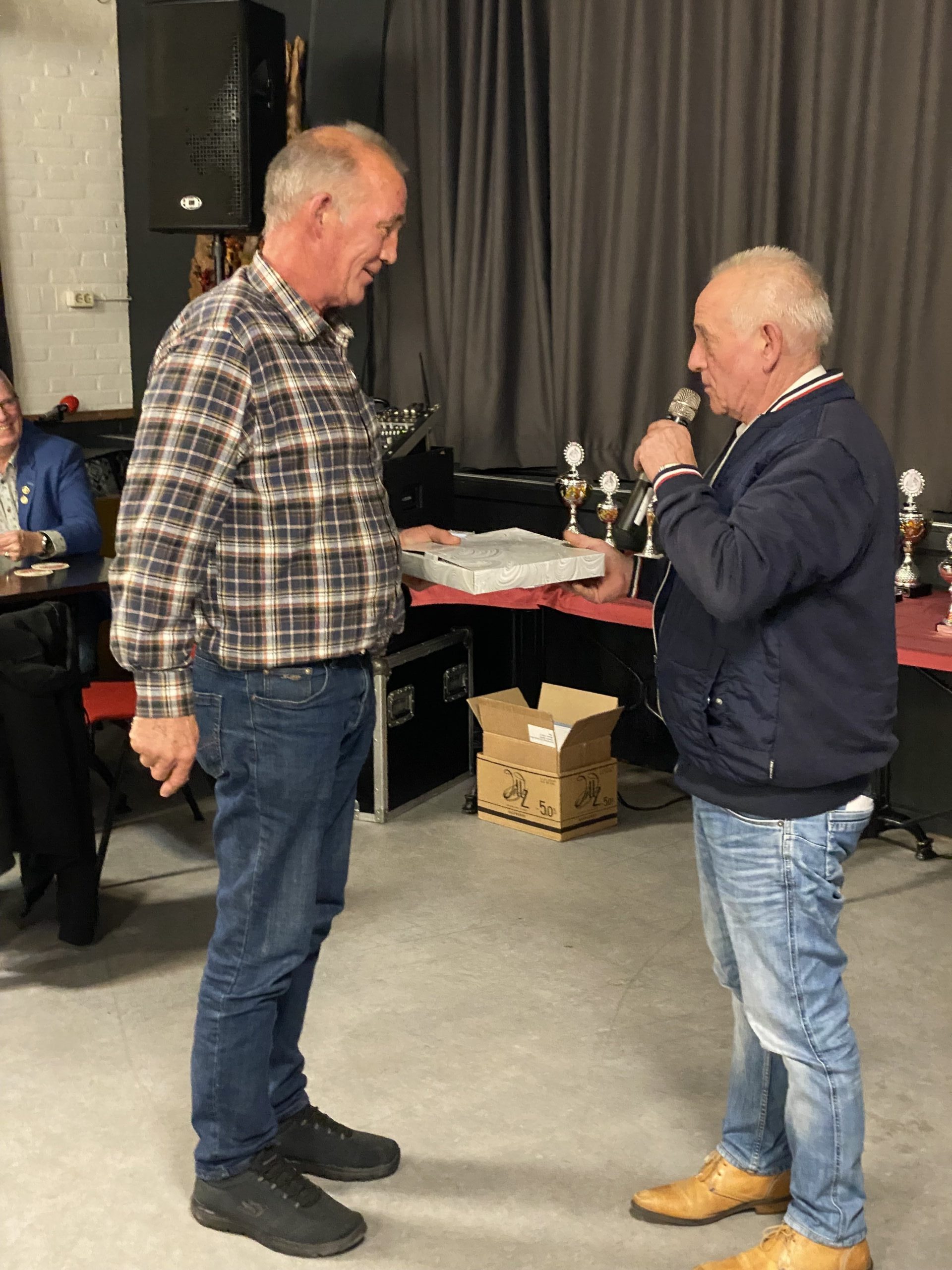 S vd Wiel, Harkema, kado overhandigd door onze voorzitter
