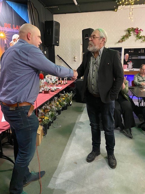 J Riemersma wordt gefeliciteerd door Jan Andringa met zijn 25 jarig jubileum