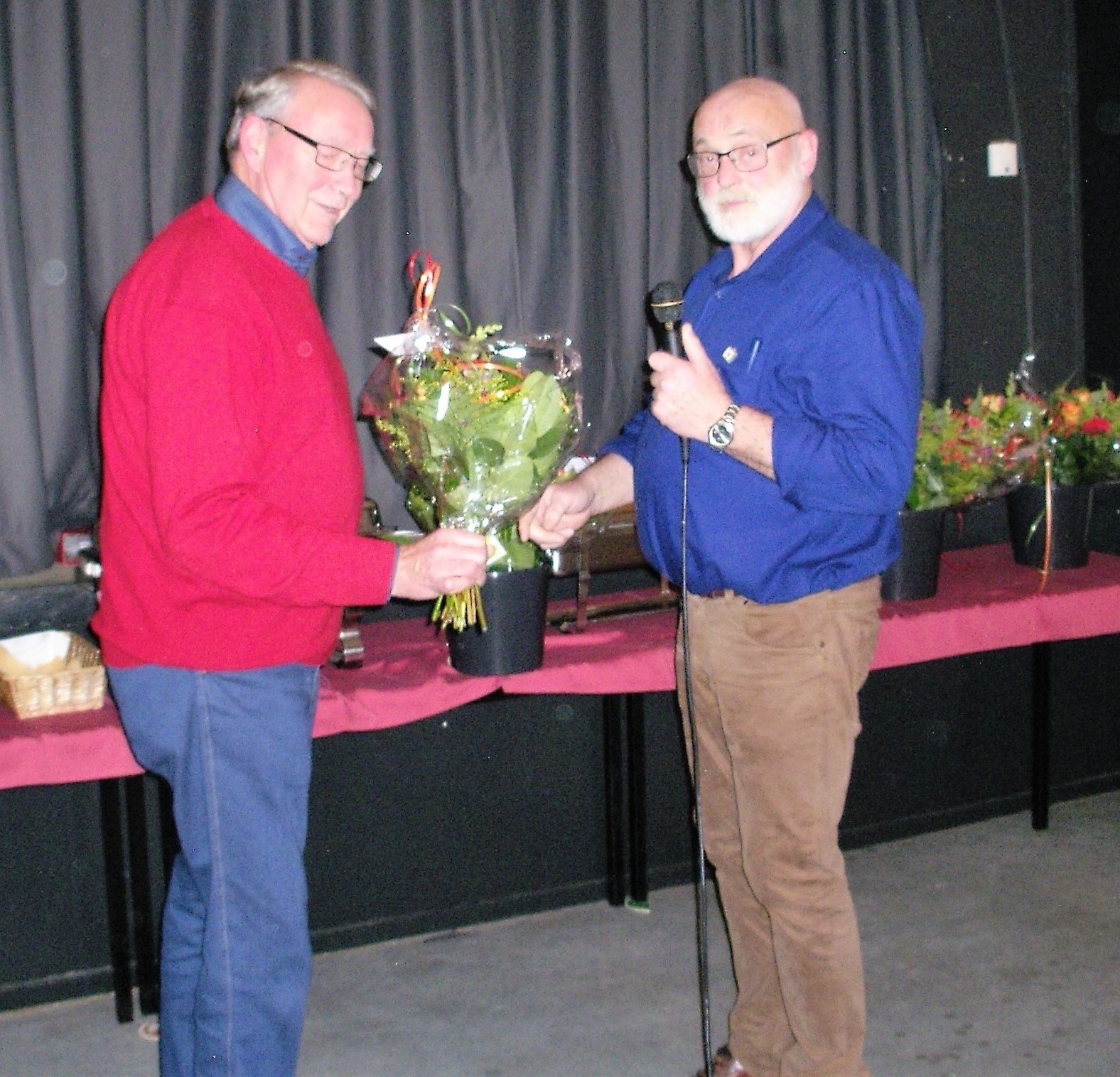 Bloemen voor Benny van onze voorzitter Sipke Brouwer